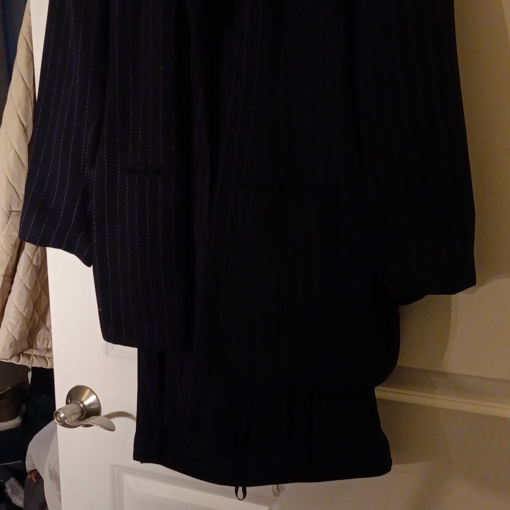 Woman's suit - Picture 2 of 12
